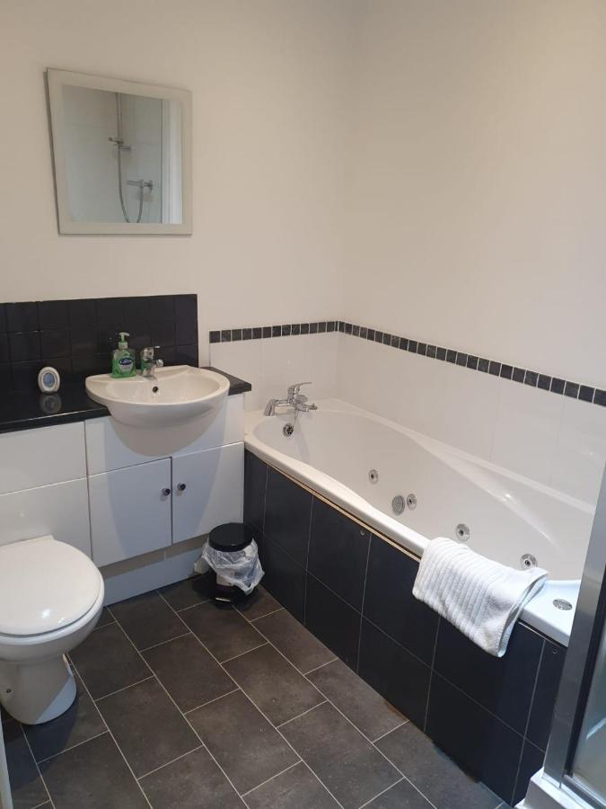 Spacious 2 Bed Appartment Next To Bae With Spa Bath バロー・イン・ファーネス エクステリア 写真